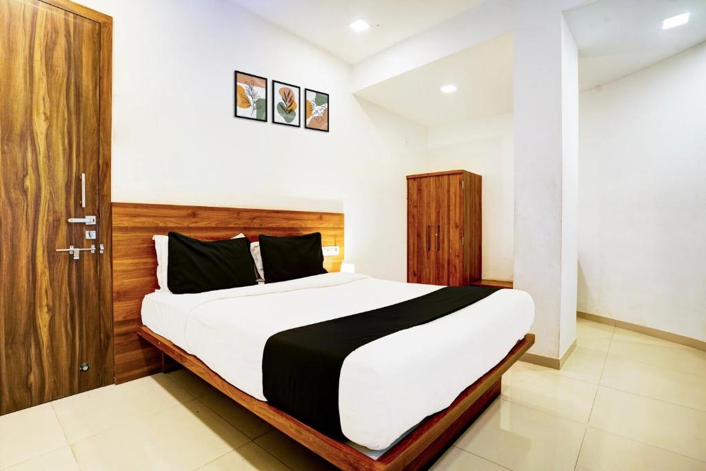 Postel nebo postele na pokoji v ubytování Super Hotel O Nashik Road formerly The Address Hotel