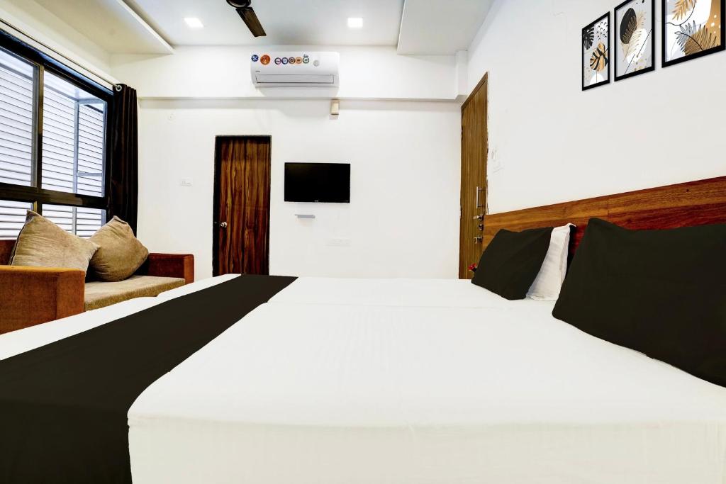 Postel nebo postele na pokoji v ubytování Super Hotel O Nashik Road formerly The Address Hotel