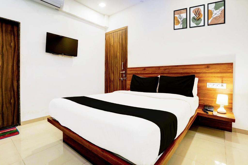 Postel nebo postele na pokoji v ubytování Super Hotel O Nashik Road formerly The Address Hotel