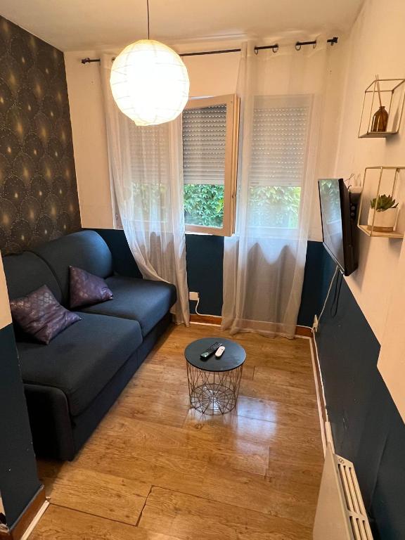 un salon avec un canapé et une table dans l'établissement Studio départ tardif proche gare et lycées, à Orléans