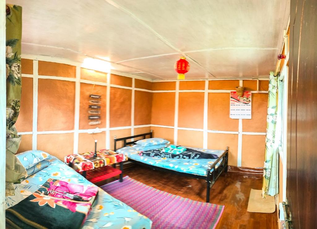 Postel nebo postele na pokoji v ubytování The Jhandi Forest Camping & Huts