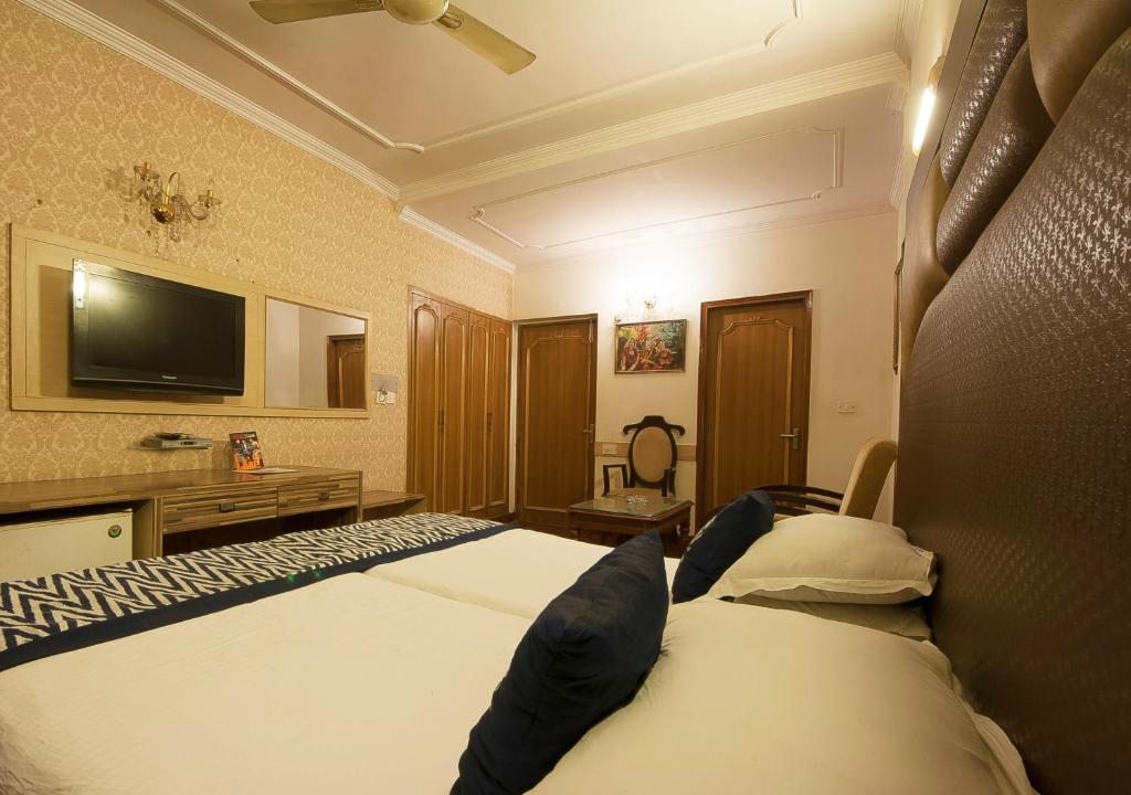 Postel nebo postele na pokoji v ubytování Golden Leaf Hotel