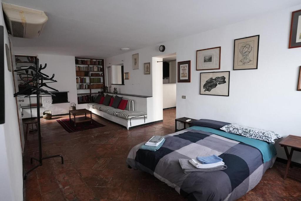 Very Central Vintage Milanese Apartment
