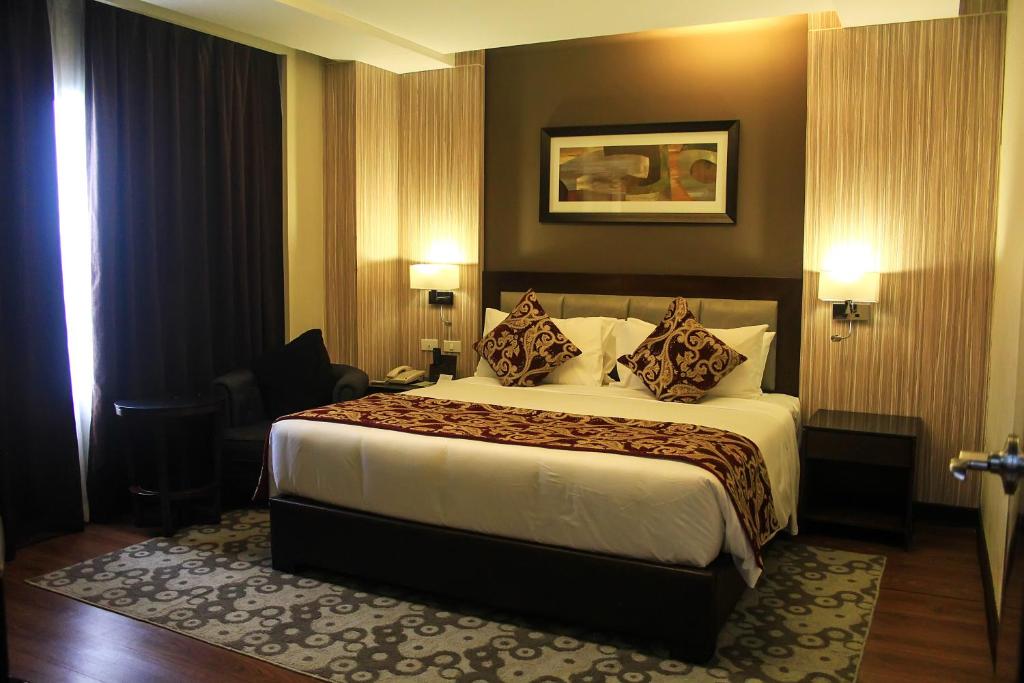 Postel nebo postele na pokoji v ubytování Brentwood Suites