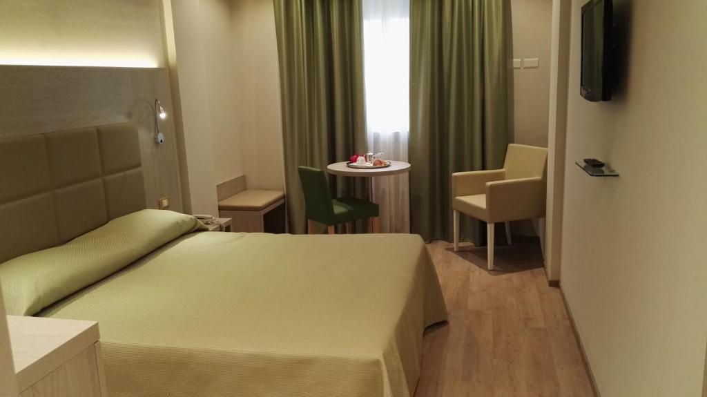 TV a/nebo společenská místnost v ubytování Hotel Alexander