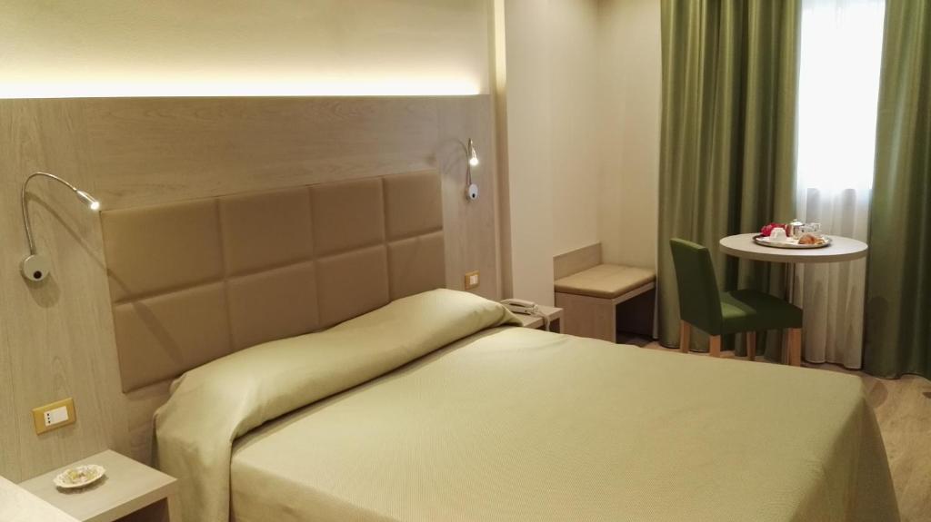 Postel nebo postele na pokoji v ubytování Hotel Alexander