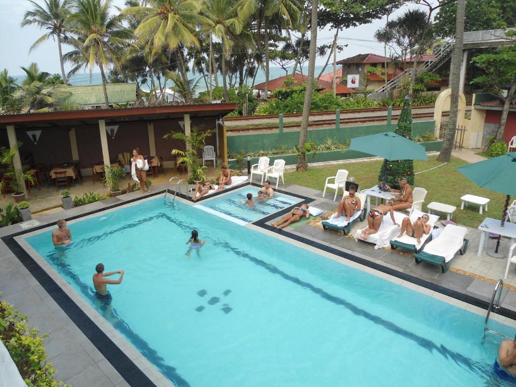 Bazén v ubytování Ranveli Beach Hotel nebo v jeho okolí