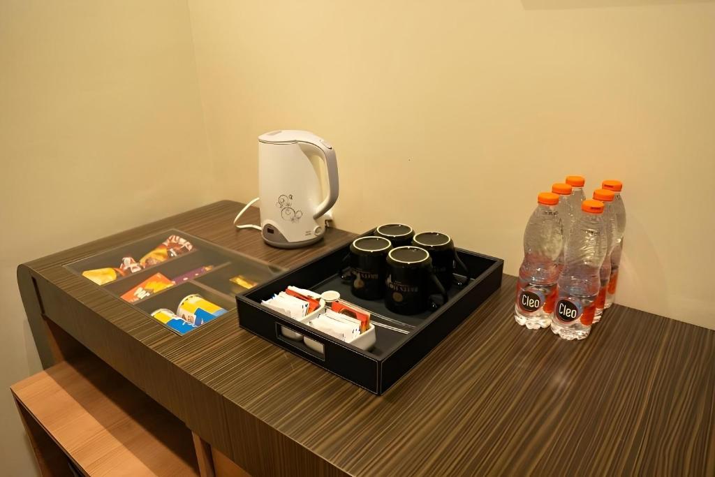 Příslušenství pro přípravu čaje a kávy v ubytování BRITS HOTEL PANGKALAN BUN