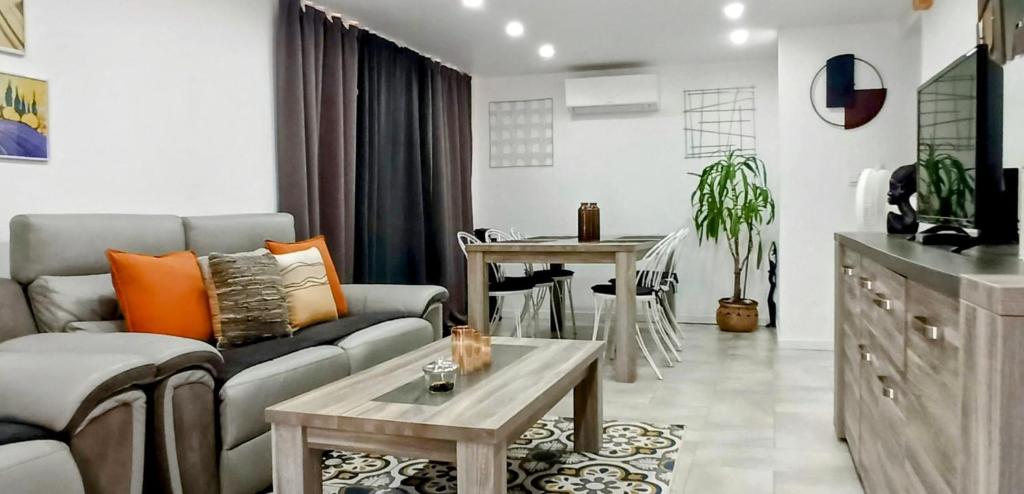 un salon avec un canapé et une table dans l'établissement Gite-Ndame-Aldiana, à Trans-en-Provence