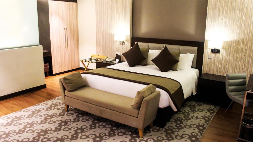 Postel nebo postele na pokoji v ubytování Brentwood Suites