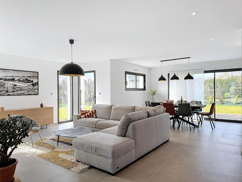 un salon avec un canapé et une salle à manger dans l'établissement La Seulles, à Esquay-sur-Seulles