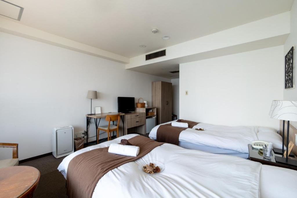 Postel nebo postele na pokoji v ubytování Isohara Seaside Hotel