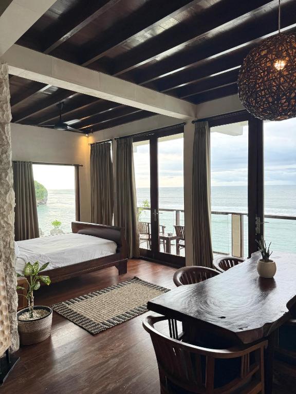 Postel nebo postele na pokoji v ubytování Bale Bingin Beachfront Stay