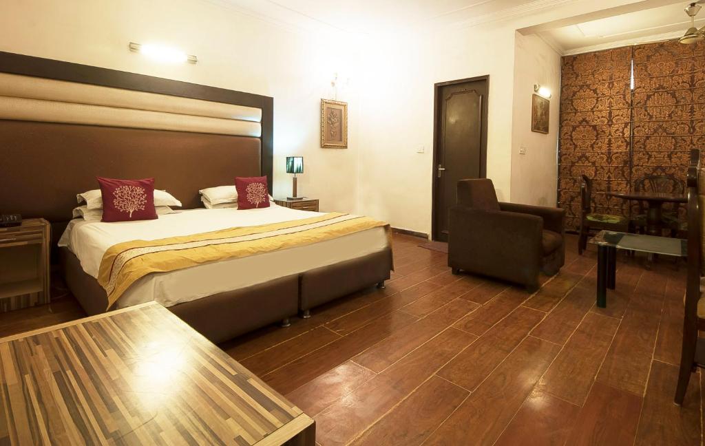 Postel nebo postele na pokoji v ubytování Golden Leaf Hotel