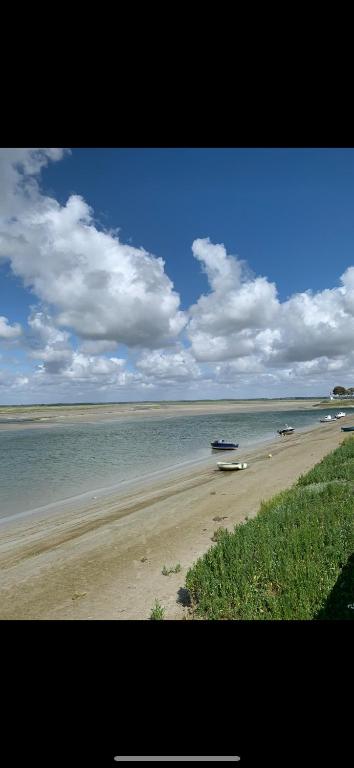 - une plage avec un bateau dans l'eau dans l'établissement au 10 quai violette, à Saint-Valery-sur-Somme