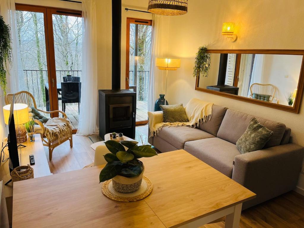 un salon avec un canapé et une table dans l'établissement Les Charmes - C24A, à Eppe-Sauvage