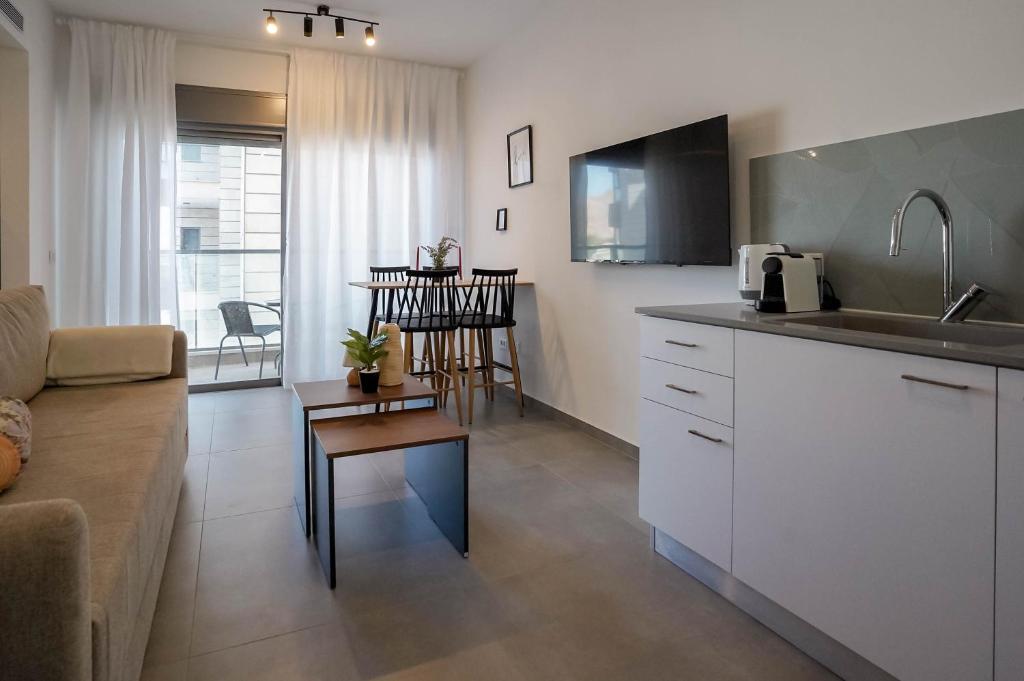 Η κουζίνα ή μικρή κουζίνα στο Red Sea Dream - by G&P Suites