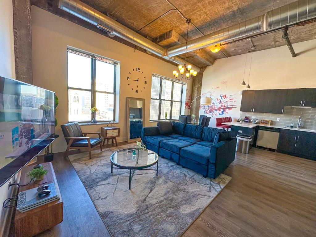 McCormick place luxury Penthouse Duplex with personal rooftop with 