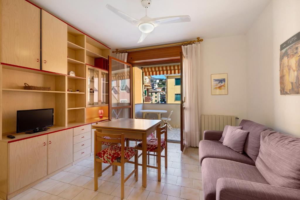 a living room with a couch and a table at Casa Ceula Mareblu in Levanto