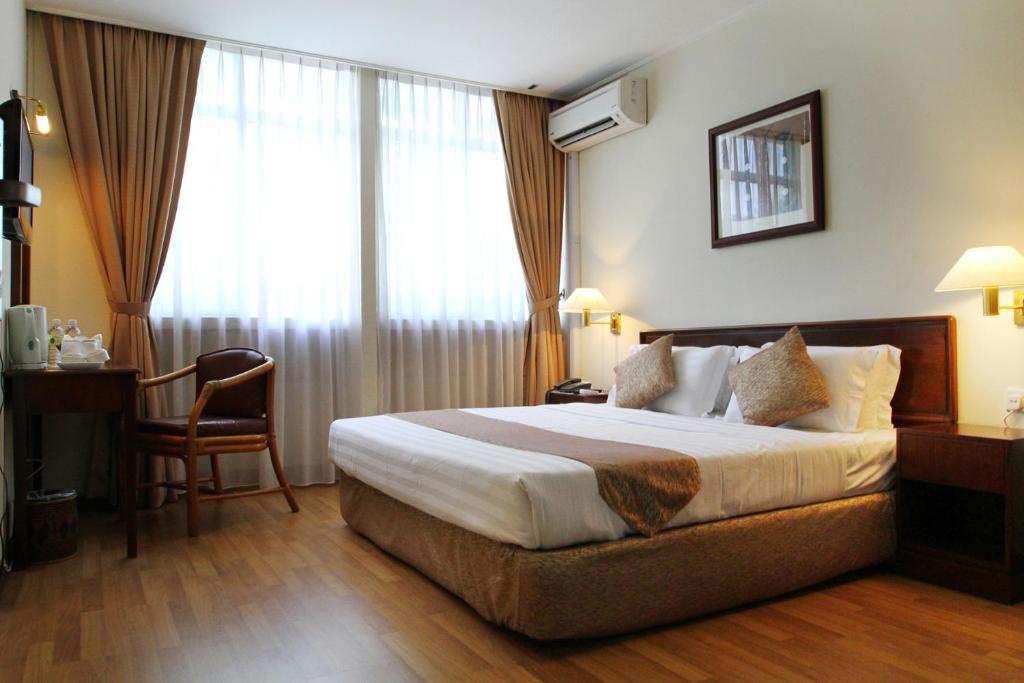 Postel nebo postele na pokoji v ubytování Telang Usan Hotel Kuching