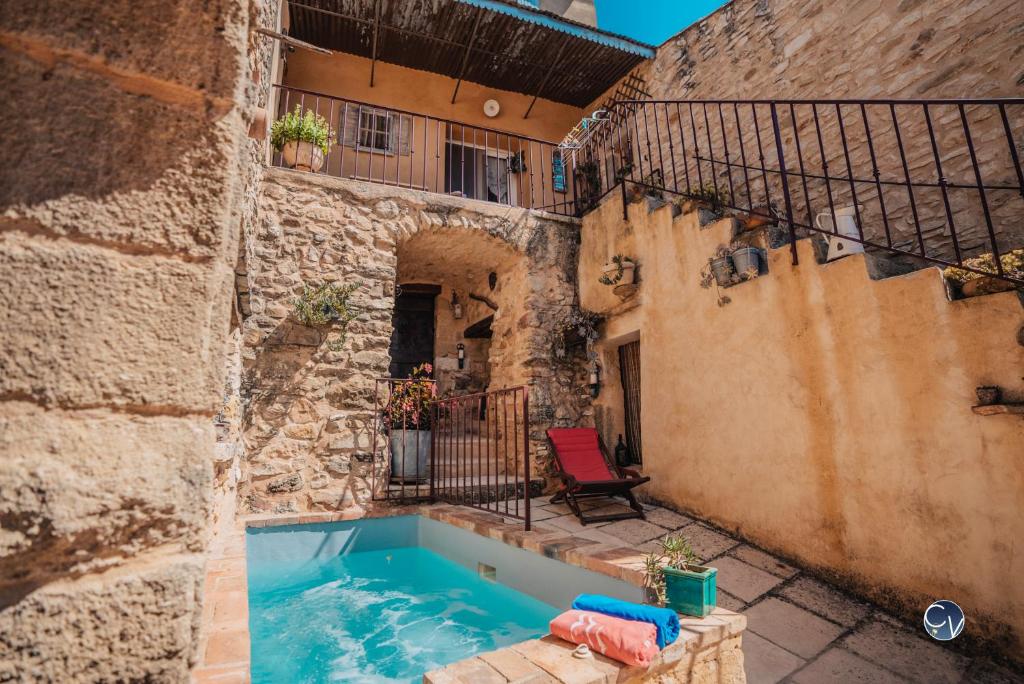 - une piscine extérieure dans un bâtiment en pierre dans l'établissement Maison en pierre avec bassin, à La Bastide-dʼEngras