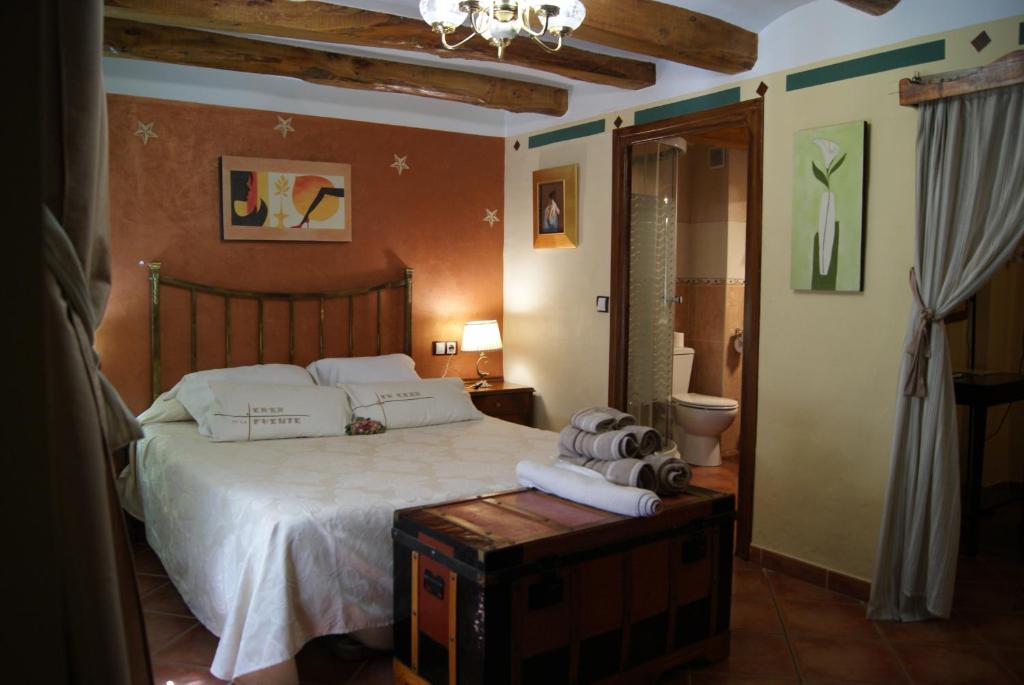 Postel nebo postele na pokoji v ubytování Hotel Casa de la Fuente