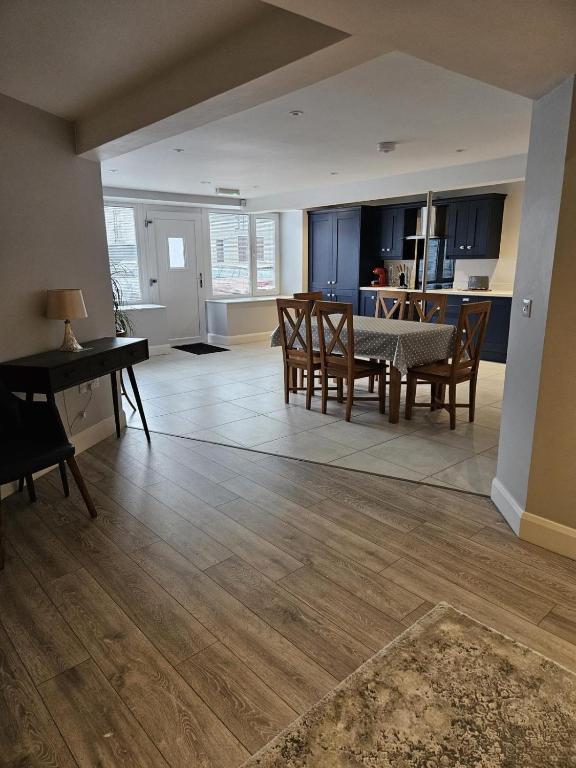 a dining room and kitchen with a table and chairs at Dalys Place in Béal Átha Póirin