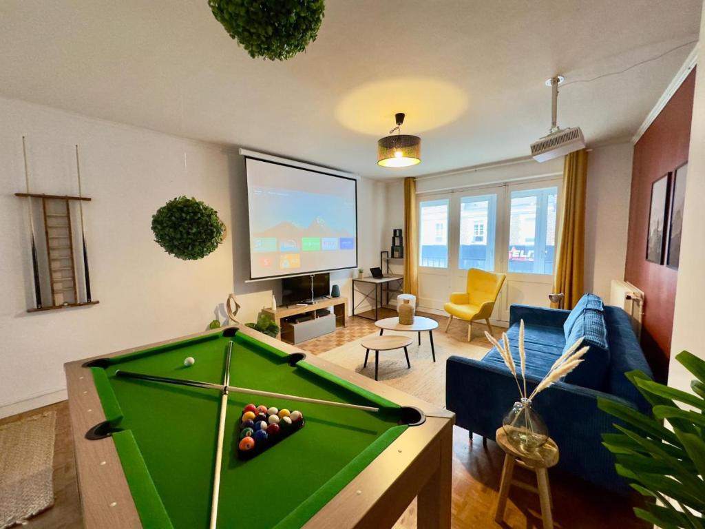 un salon avec une table de billard et une télévision dans l'établissement Le Ciné-Billard du Quai de la Gare-Parking-Balcon, à Amiens