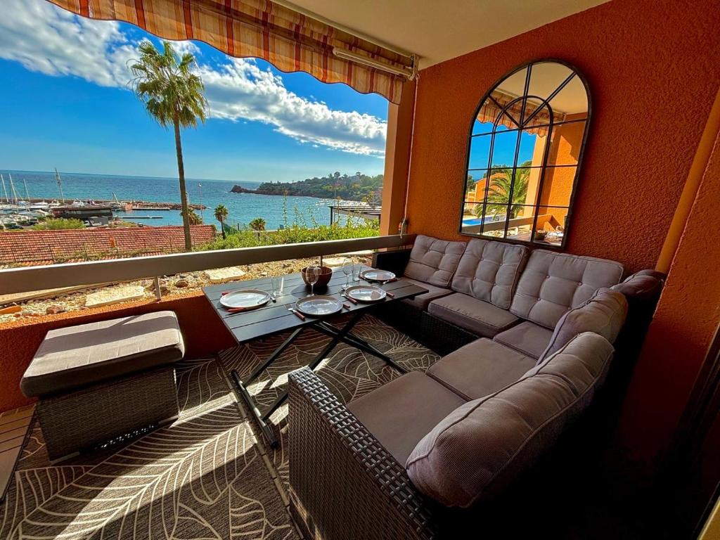 un salon avec un canapé et une table dans l'établissement 2 pièces face à la mer, à Théoule-sur-Mer