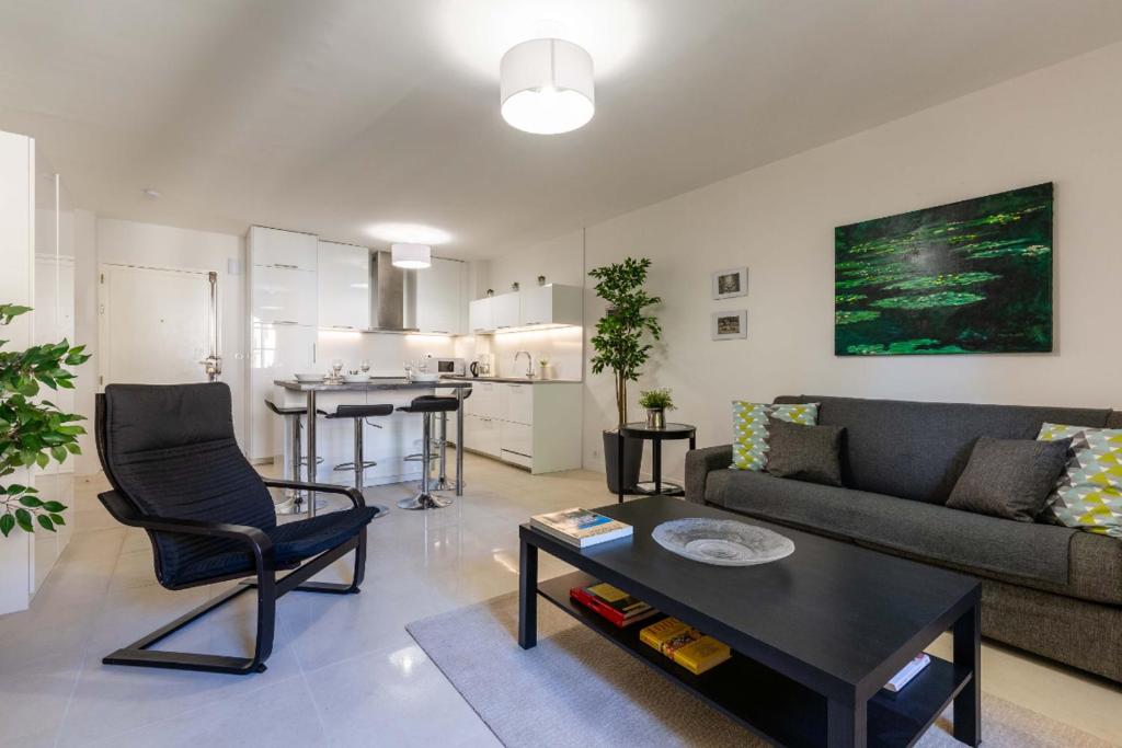 un salon avec un canapé et une table dans l'établissement Le Jardinet de la Cathédrale, à Aix-en-Provence