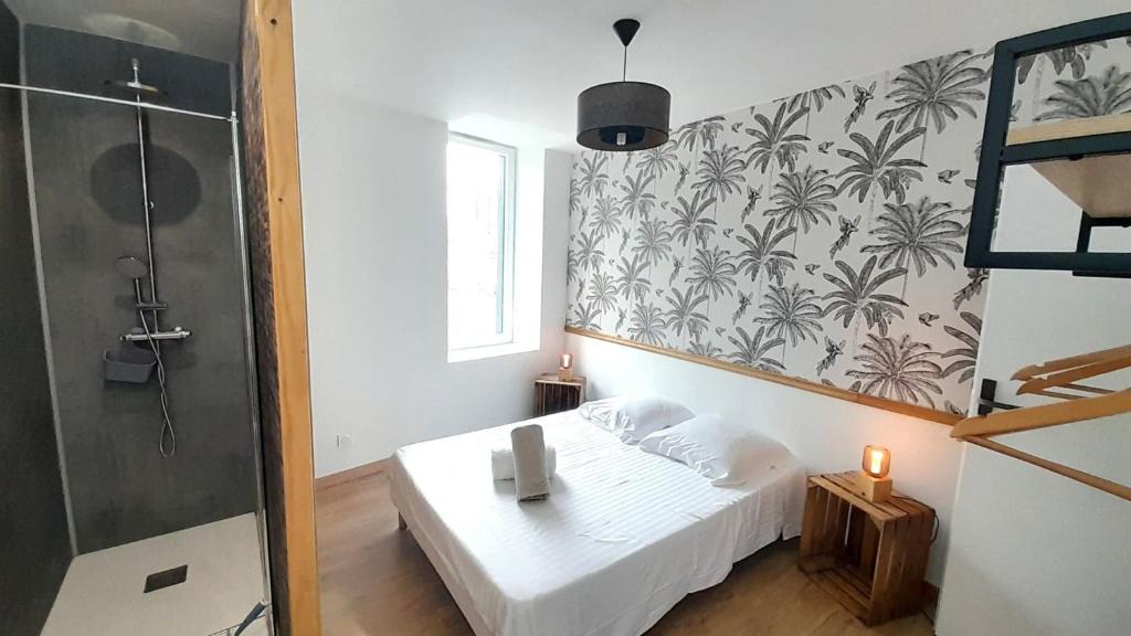 une petite chambre avec un lit et une douche dans l'établissement Bryas 1 - 2 - 3, à Châteauroux