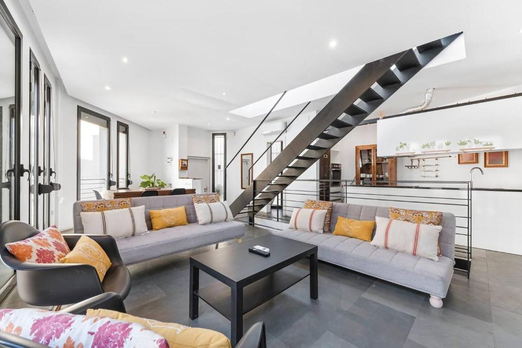 アリカンテにあるLovelyLoft Eretaのソファ2つと階段のあるリビングルーム