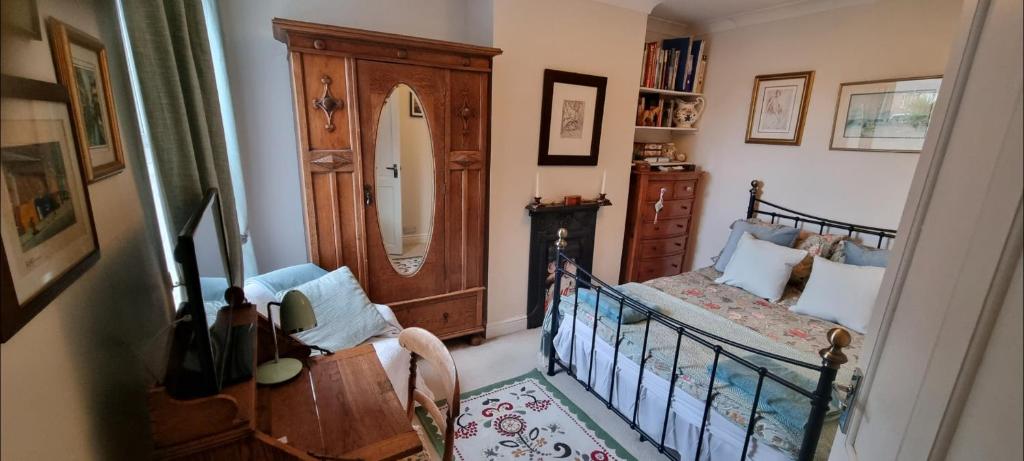 Voodi või voodid majutusasutuse Quirky Victorian three bedroom house toas