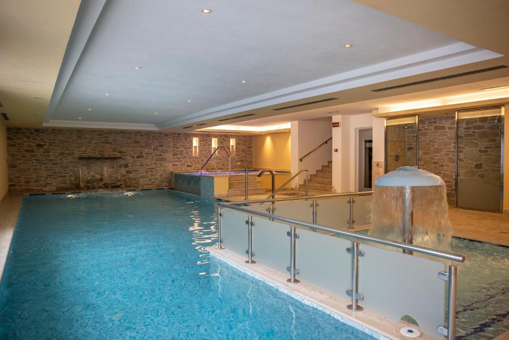 Bazén v ubytování Beverly Alps Hotel & Spa nebo v jeho okolí