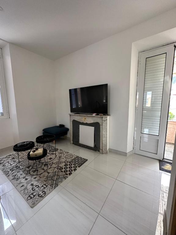 Il comprend un salon doté d'une cheminée et d'une télévision à écran plat. dans l'établissement Superbe appartement en centre ville, à Corte