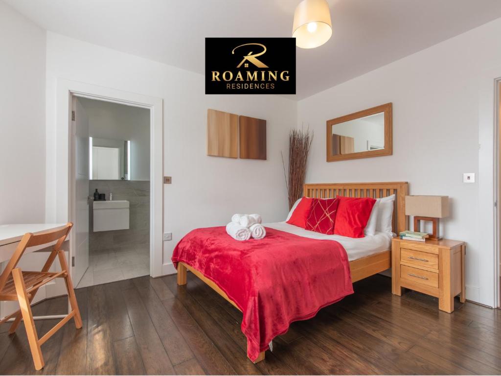 une chambre avec un lit avec une couverture rouge dans l'établissement Sleeps 6 - Central - Free Secure Parking - 2 Bath, à Reading