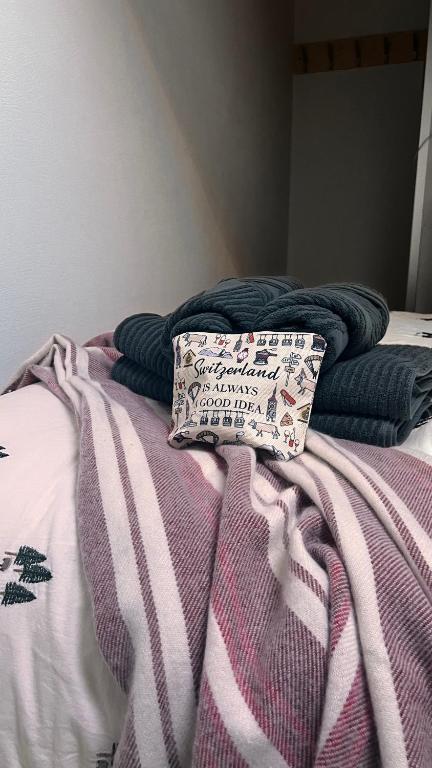 Postel nebo postele na pokoji v ubytování Cozy Alpine Attic