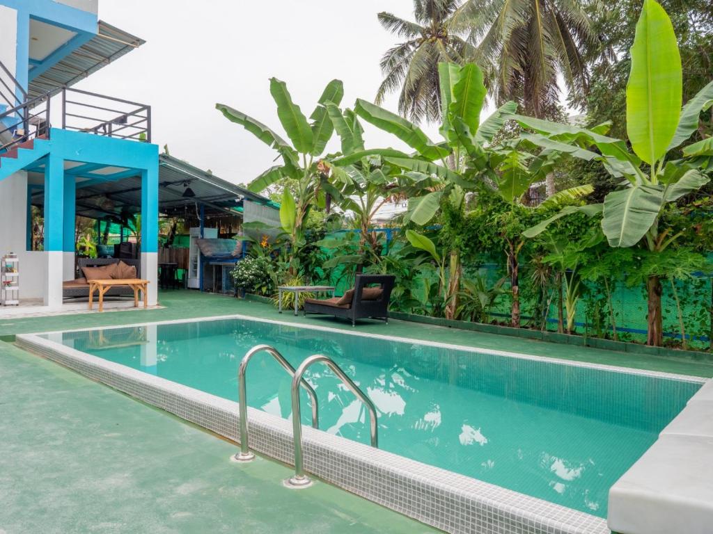 Bazén v ubytování Los Patios Hostel Phuket nebo v jeho okolí