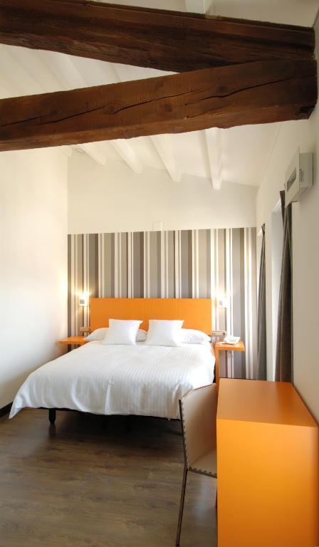 A bed or beds in a room at Hotel Cienbalcones
