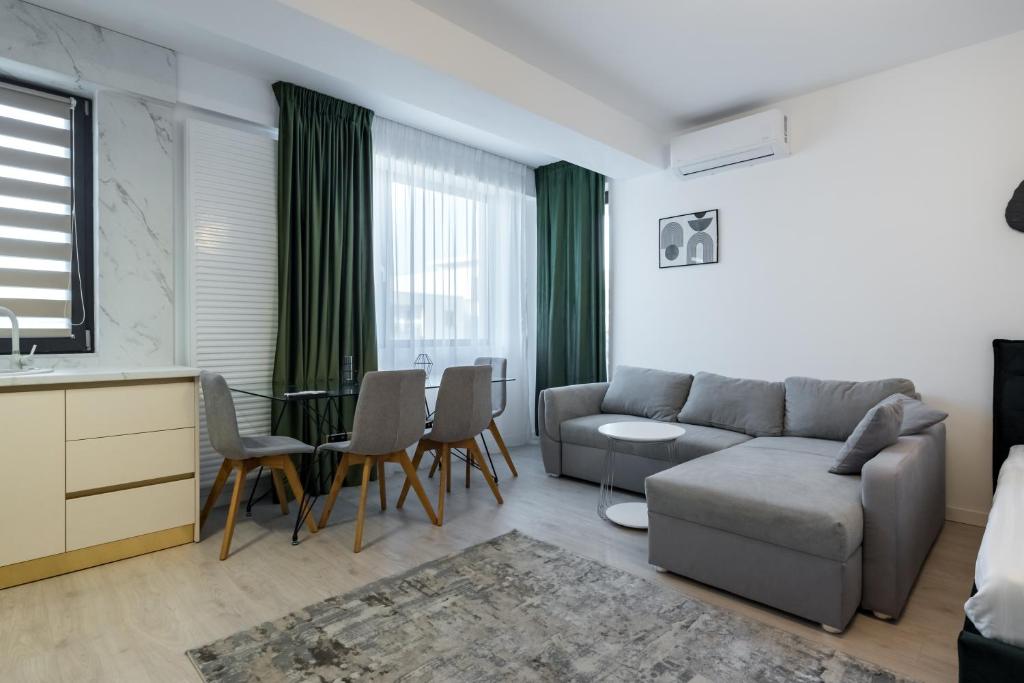 una sala de estar con un sofá y una mesa en Residence 5 Studio, en Voluntari