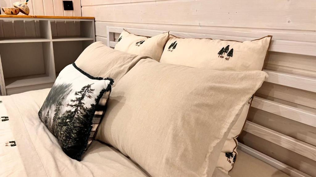 Postel nebo postele na pokoji v ubytování Cozy Alpine Attic