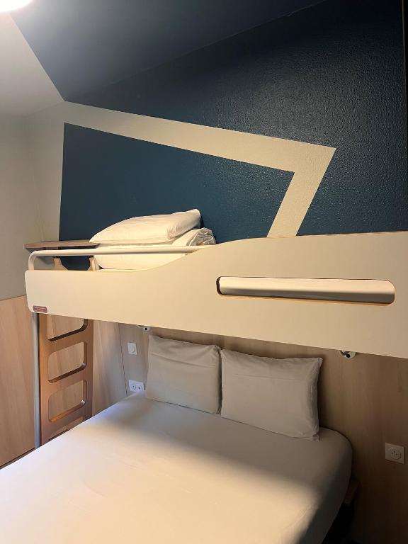 Postel nebo postele na pokoji v ubytování ibis budget Honfleur Centre