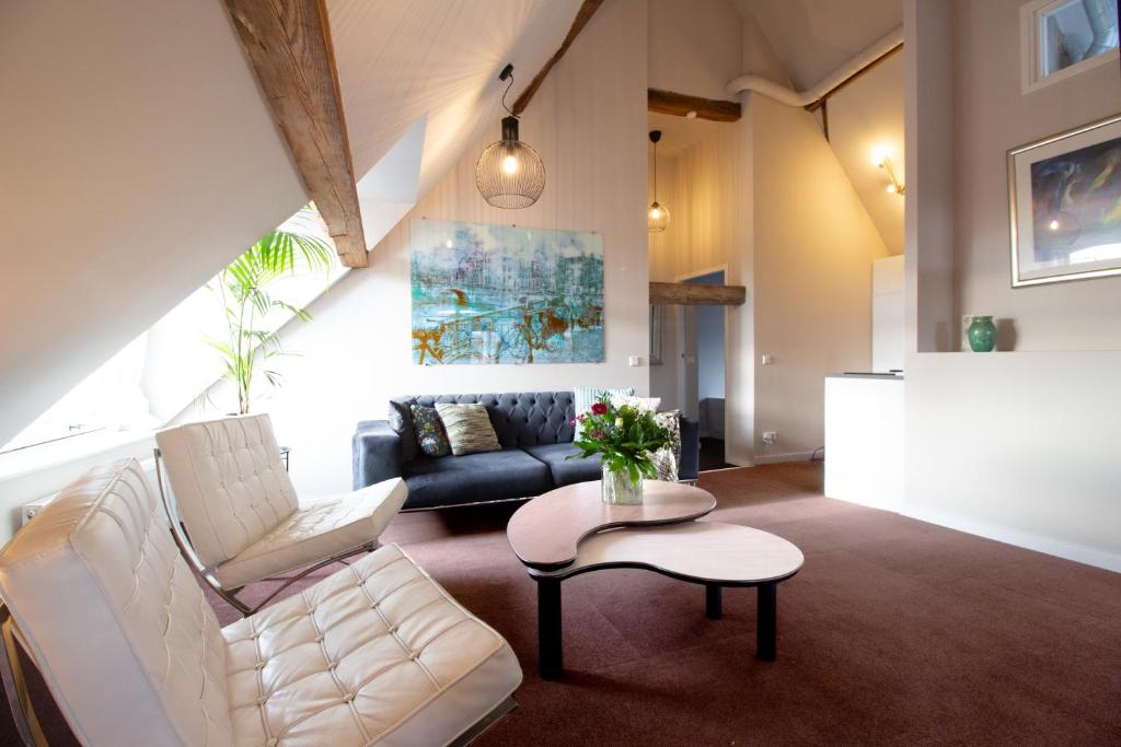 Posezení v ubytování Spacious loft in listed building