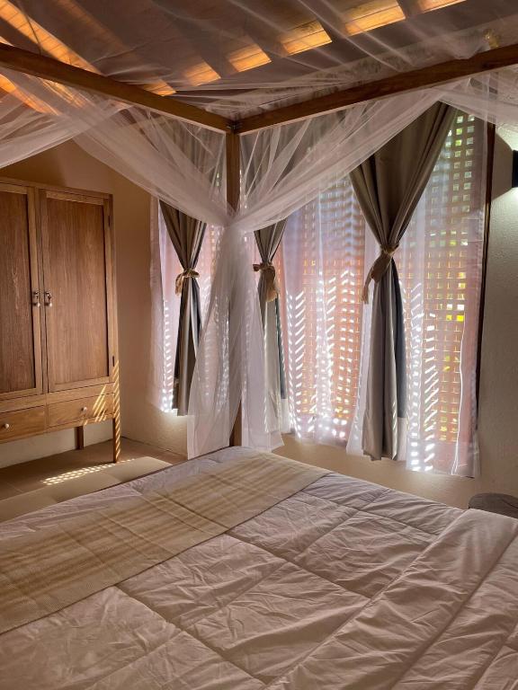 Postel nebo postele na pokoji v ubytování Private Vila & Pool - Tropical Garden - Open Sky Shower