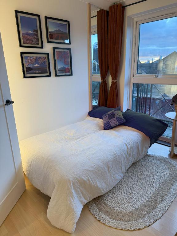 Postel nebo postele na pokoji v ubytování Clippers Quay Loft at Canary Wharf