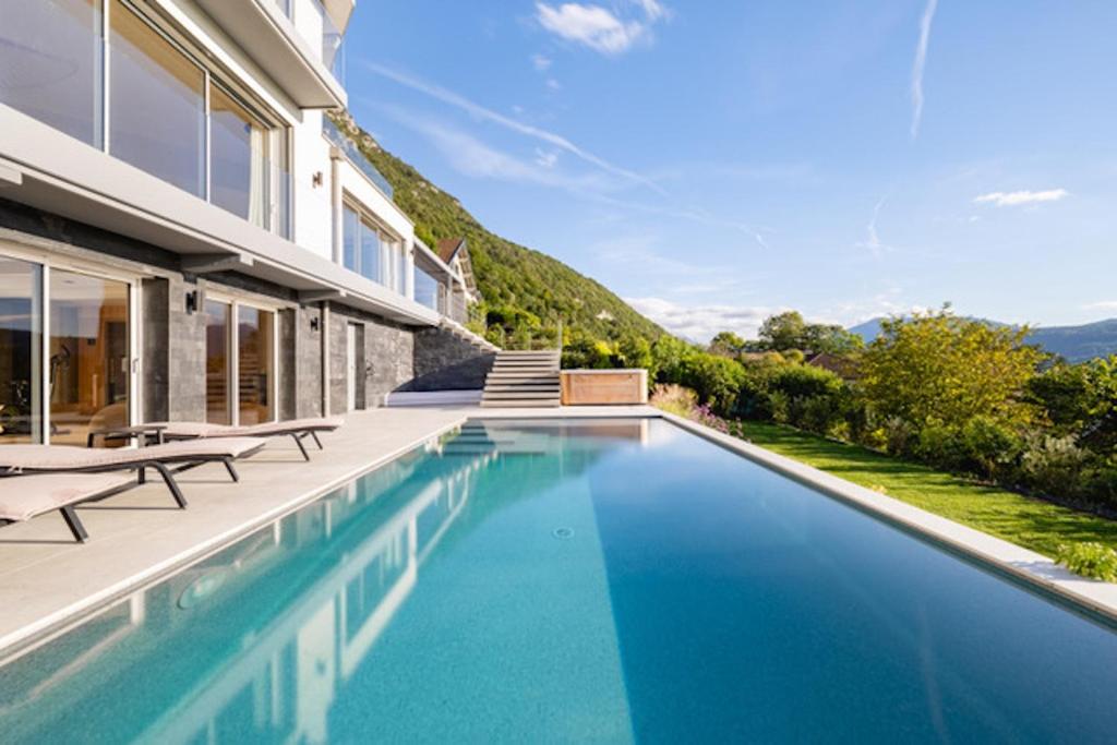 Photo de la galerie de l'établissement NEW - Villa PARADISE Vue lac, Piscine, Sauna, Jacuzzi, Gym by LLA Selections, à Annecy-le-Vieux