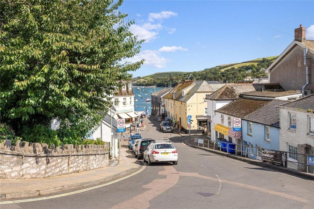 eine Kleinstadt mit einem Auto auf der Straße geparkt in der Unterkunft Ringmore Cottage - Salcombe - View over estuary in Salcombe