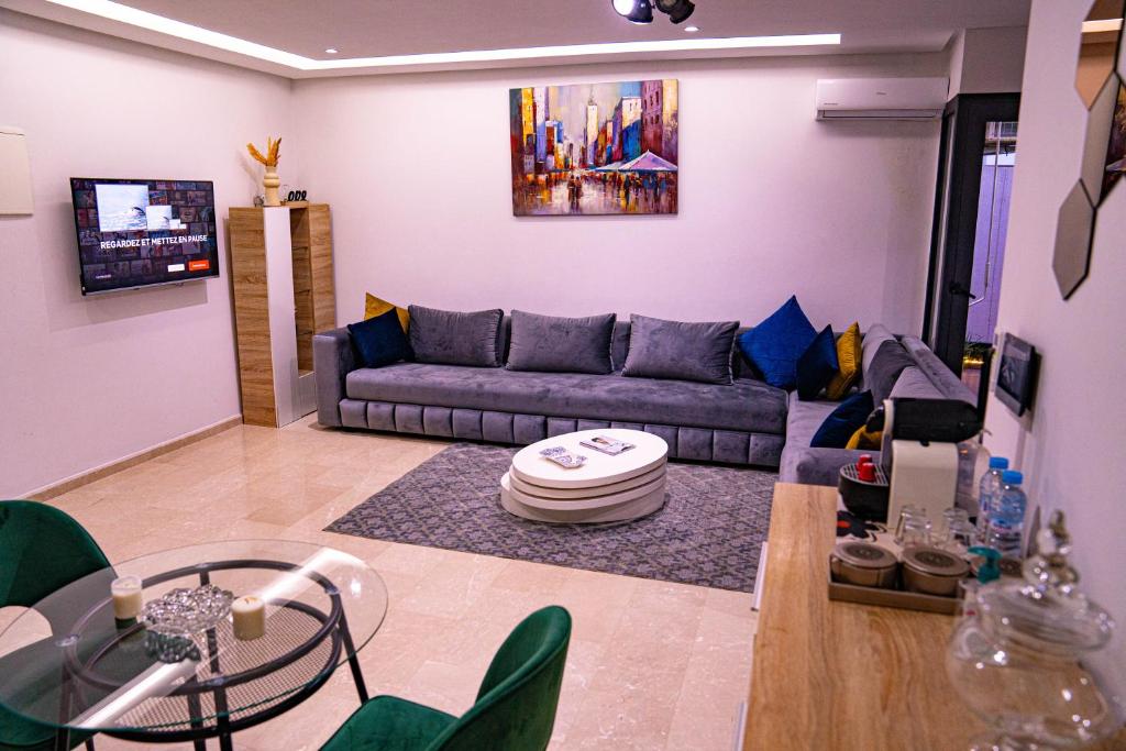 Una televisión o centro de entretenimiento en R103- Comfy and Spatious 1 BR Apartment with Breathtaking City View - Belvédère