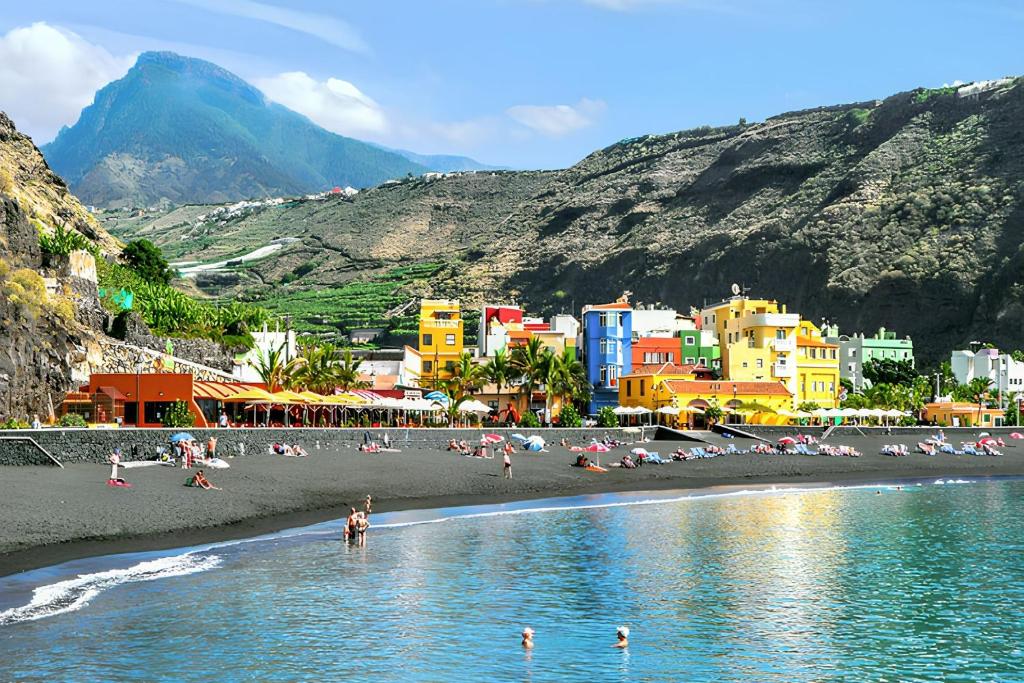 plaża z grupą ludzi na plaży w obiekcie Charming House in Santa Cruz de la Palma with Home Office. w mieście Santa Cruz de la Palma