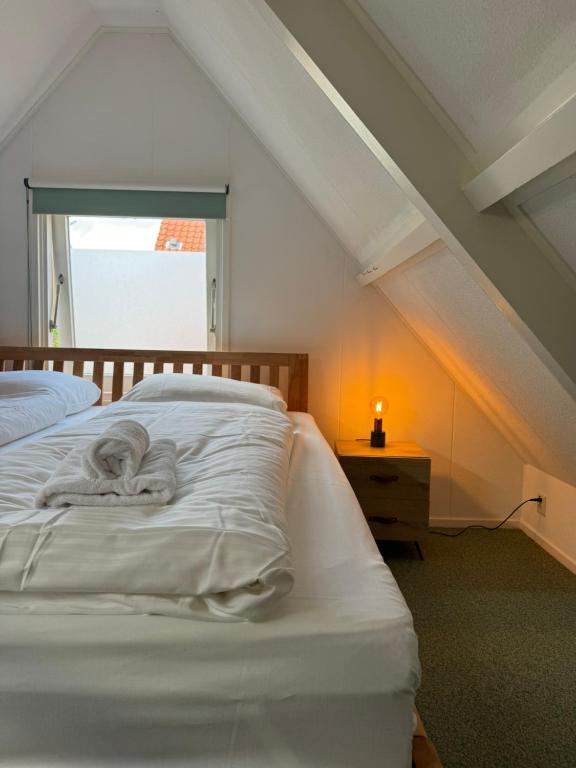 Postel nebo postele na pokoji v ubytování Beachhouse De Dahlia